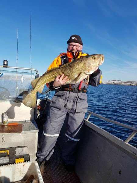 Glücklicher Fänger mit 16 kg Dorsch